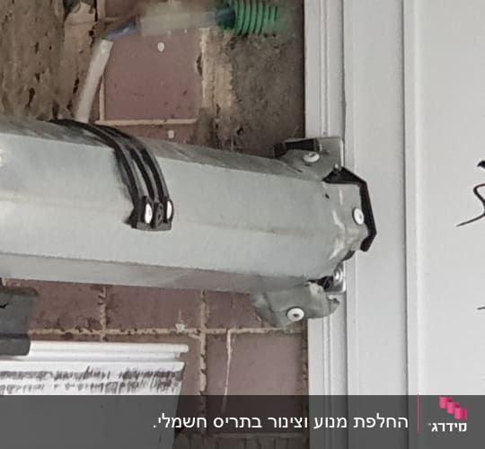 מנגנון מתכת לתריסים עם כבלים מחוברים